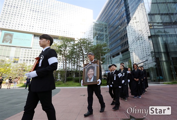 고 이용마 기자, 마지막 인사 23일 오전 서울 상암동 MBC 앞 광장에서 열린 <참 언론인 고 이용마 기자 시민사회장>에 앞서 고 이용마 기자의 유가족들이 사무실을 둘러본 뒤 시민사회장이 열릴 광장으로 이동하고 있다.