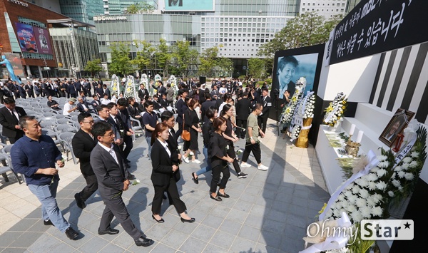 고 이용마 기자 뜻 기리며 23일 오전 서울 상암동 MBC 앞 광장에서 열린 <참 언론인 고 이용마 기자 시민사회장>에서 동료선후배를 비롯한 참석자들이 조문을 하고 있다.