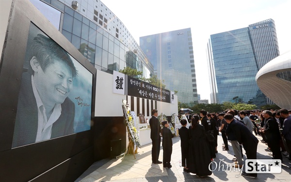 고 이용마 기자, 그대 잘가라! 23일 오전 서울 상암동 MBC 앞 광장에서 열린 <참 언론인 고 이용마 기자 시민사회장>에서 동료선후배를 비롯한 참석자들이 조문을 하고 있다.