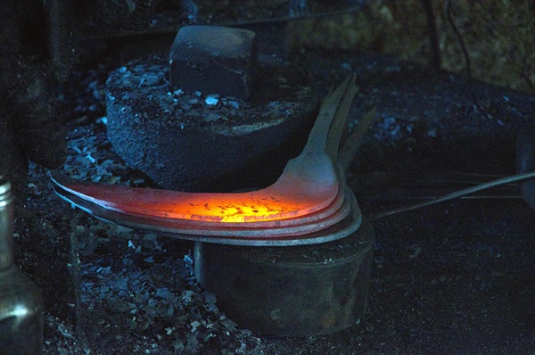 단조기를 이용하면서도 석노기 장인은 쇠를 불에 달궈서 망치를 두들겨서 수작업으로 연장을 만드는 기본을 버리지는 않았다. 
