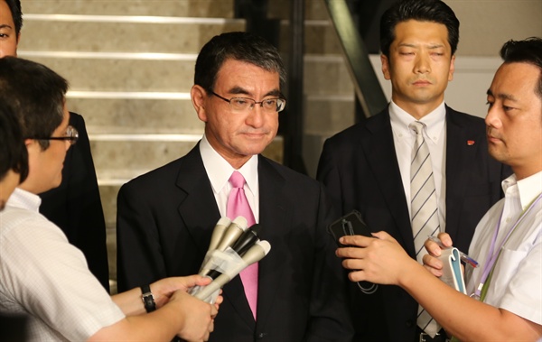고노 다로 일본 외무상이 지난 22일 남관표 주일 한국 대사를 초치해 한국 정부의 한일 군사정보보호협정(GSOMIA·지소미아) 종료 방침에 항의한 뒤 기자들에게 발언하고 있다. 2019.8.22