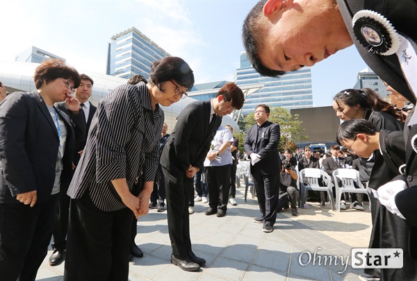 고 이용마 기자 유족 위로 23일 오전 서울 상암동 MBC 앞 광장에서 열린 <참 언론인 고 이용마 기자 시민사회장>에서 조문객들이 유가족들과 인사를 하고 있다.