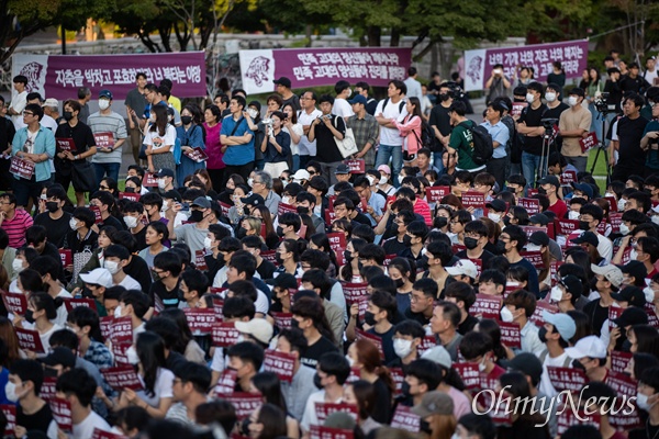 지난 23일 오후 서울 성북구 고려대학교 중앙광장에서 고려대 학생들이 조국 법무부장관 후보자 자녀 ‘특혜 논란’ 진상규명 집회를 열고 있는 모습. 