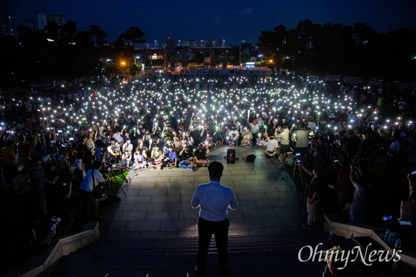 지난 8월 23일 오후 서울 성북구 고려대학교 중앙광장에서 고려대 학생들이 조국 법무부장관 후보자 자녀 ‘특혜 논란’ 진상규명 집회를 열고 있다. 학생들의 정치색 배제 요구에도 일부 보수단체 회원들도 참석했다.