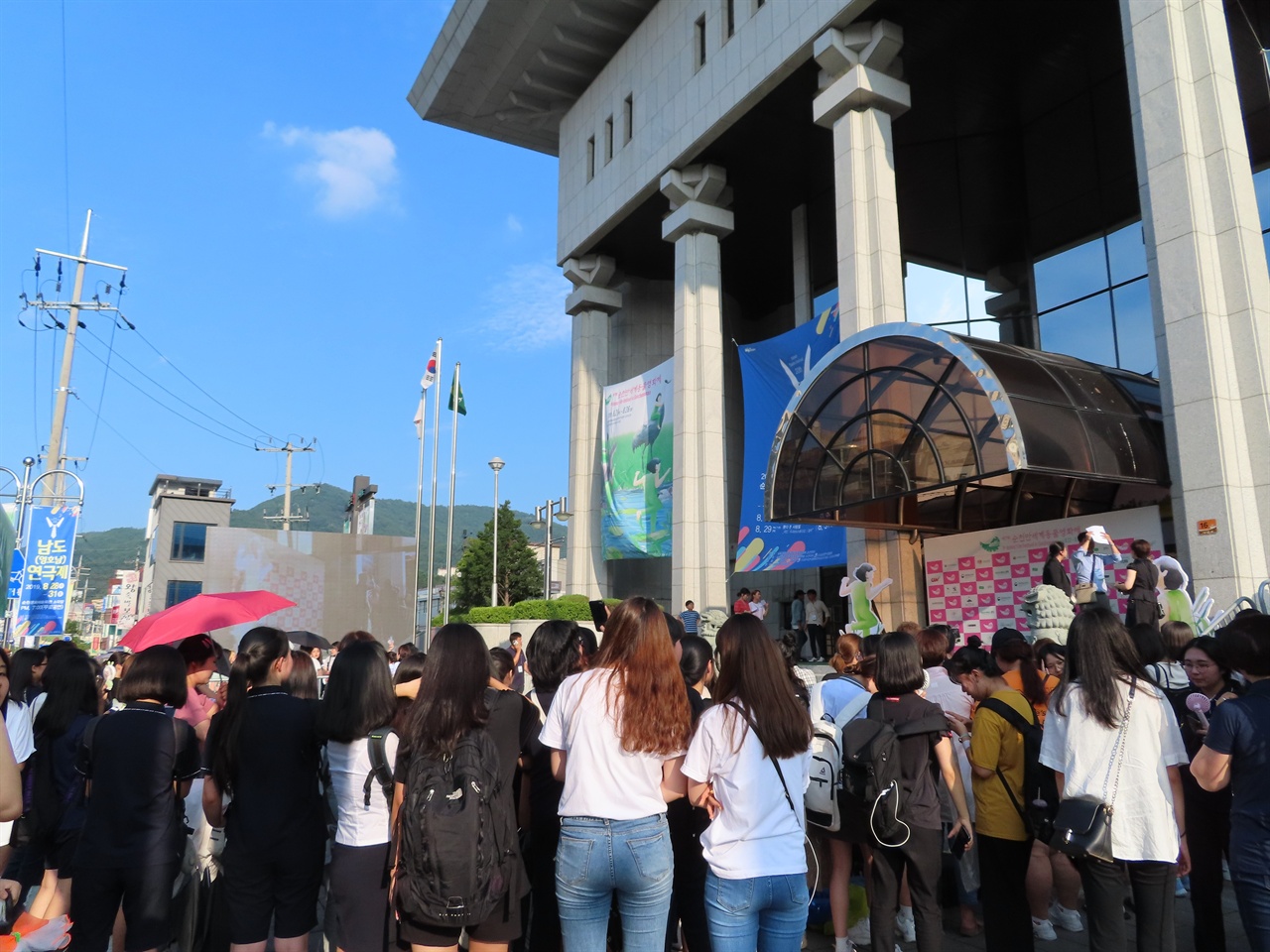 스타를 기다리는 시민들 22일 개막한 순천만세계동물영화제의 개막식이 열리는 순천문화예술회관 앞에서 그린카펫의 주인공들을 기다리며 17시 전부터 모여들었다.