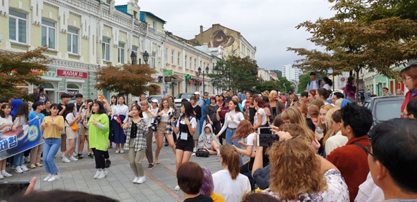 블라디보스토크 아르바트거리(구 개척리)에서 러시아 소녀들과의 K-Pop 합동 공연을 하는 동안 많은 현지인들과 관광객이 호응하고 있는 모습