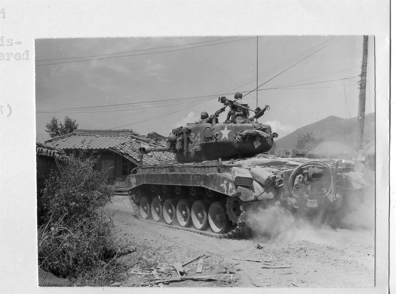 5. 한 마을에 유엔군 탱크가 진입하고 있다(1950. 9. 3.).