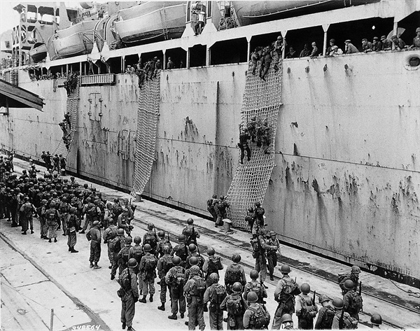 8. 인천상륙에 투입될 국군 해병대와 미 17해병연대가 부산항에서 함정에 오르고 있다(1950. 9. 12.).