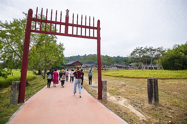 돈암서원 홍살문 충남 논산시 연산면 임리에 위치한 세계문화유산 돈암서원 홍살문. 옆에 하마비가 있어 이곳부터는 말에서 탄 사람도 내려 걸어 들어가야 한다.