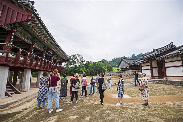 돈암서원 입구 산앙루 돈암서원 입구인 산앙루. 우측에 돈암서원 입구인 입덕문