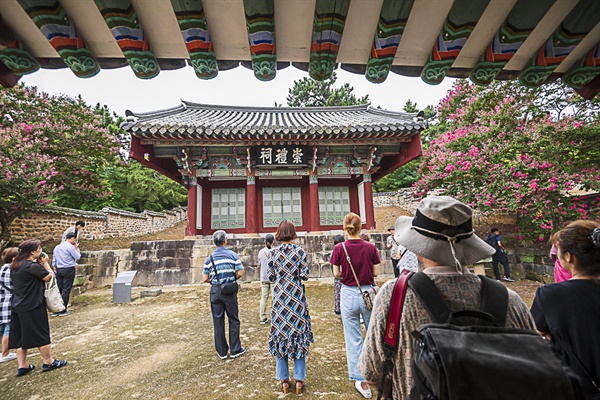 돈암서원 사우 숭례사 돈암서원 사우인 숭례사에는 사계 김장생 선생을 주벽으로 신독재 김집, 동춘당 송준길, 우암 송시열의 위패가 배향되었습니다.