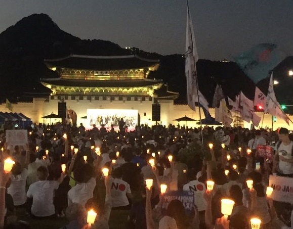 6차 아베규탄 촛불문화제에 5000여명의 시민들이 모여 촛불을 들었다.