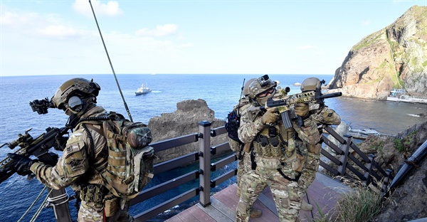 25일 독도를 비롯한 인근 해역에서 열린 동해 영토수호훈련에서 해군 특전요원들이 독도에서 사주경계를 하고 있다. [해군 제공]