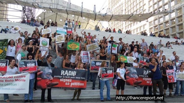 2011년 8월20일 아마존에 건설될 대형 댐 벨로몬테의 건설을 저지하는 프랑스 시민들이 집회를 벌이고 있다. 라뎅팡스 광장은 벨로몬테 댐 건설에 파트너로 지정된 프랑스의 두 회사가 마주 보고 있는 중간 지점이다. 