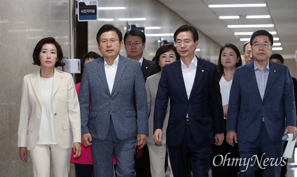 자유한국당 황교안 대표와 나경원 원내대표 등 최고위원들이 26일 오전 서울 여의도 국회에서 열린 최고위원회에 참석하고 있다.