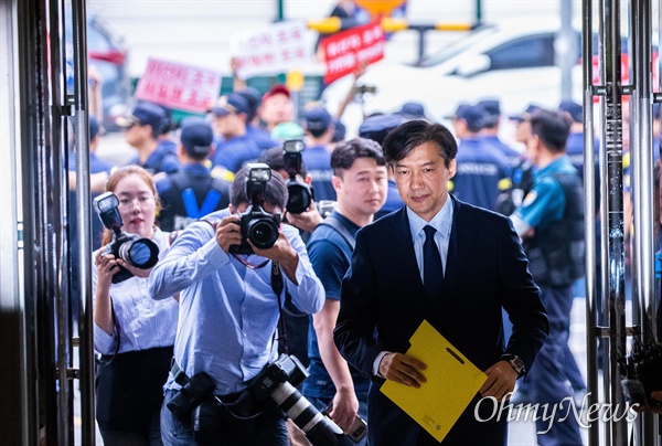 법무부 장관 후보자 조국 전 청와대 민정수석이 지난 26일 오후 서울 종로구 인사청문회 준비 사무실이 마련된 사무실로 출근하고 있다.