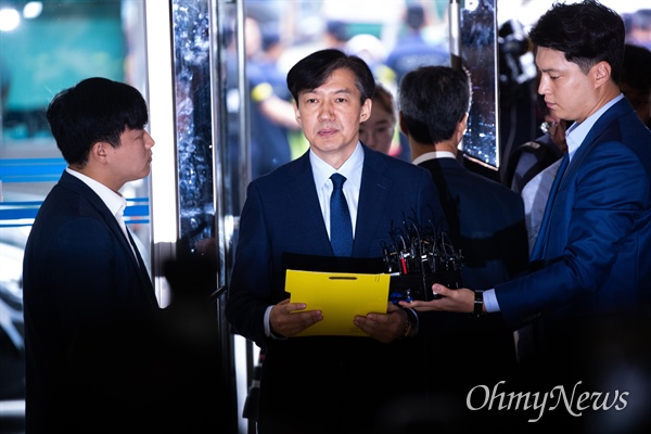 법무부 장관 후보자 조국 전 청와대 민정수석이 26일 오후 서울 종로구 인사청문회 준비 사무실이 마련된 사무실 로비에서 입장을 발표하고 있다. 