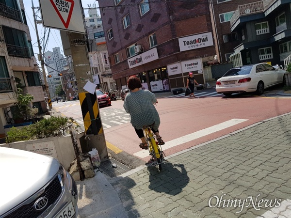  민 관리사가 노란 자전거를 타고 독거 노인 방문을 시작했다. 시간을 아끼기 위해서라고 했다. 상계 2동, 상계 5동, 상계 10동의 골목 골목엔 유난히 언덕길이 많았다