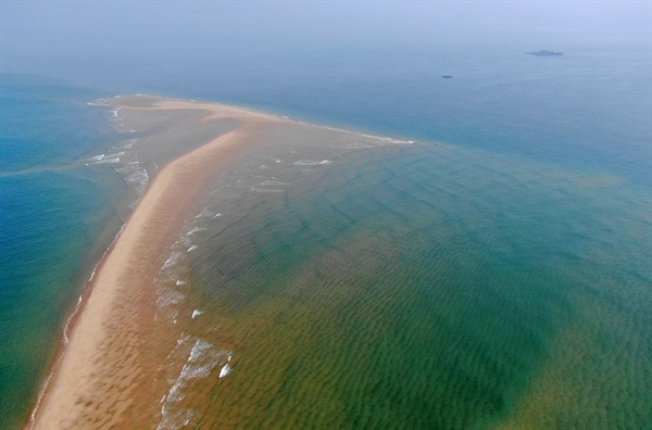 충남 태안군 원북면 학암포 앞바다에 대조기에만 나타나는 거대한 모래섬인 ‘장안사퇴’가 펼쳐져 이국적인 풍경을 자아내고 있다. 