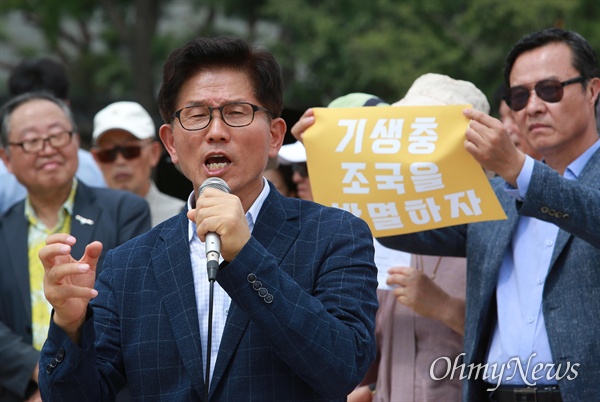 조국 사퇴 촉구하는 김문수 김문수 전 경기지사가 26일 오전 청와대 분수대앞에서 보수단체 회원들이 참석한 가운데 열린 '조국 법무부장관 후보자 사퇴 및 특검 실시 촉구 농성돌입 기자회견'에서 발언하고 있다.