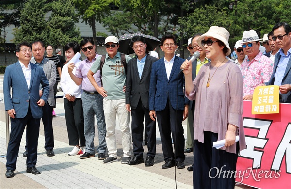 박근혜 정권 당시 교학사 역사교과서를 채택했던 부산 부성고등학교 한효정 전 이사장이 26일 오전 청와대 분수대앞에서 열린 '조국 법무부장관 후보자 사퇴 및 특검 실시 촉구 농성돌입 기자회견'에서 발언하고 있다.