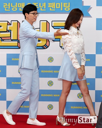 '런닝맨 9주년' 유재석, 생활이 예절 방송인 유재석이 25일 오후 서울 대현동 이화여대에서 열린 SBS 예능 <런닝맨> 9주년 기념 팬 미팅 '런닝구' 포토월에서 퇴장하며 배우 전소민을 에스코트하고 있다.