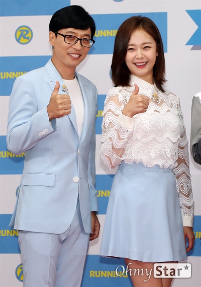 '런닝맨 9주년' 유재석-전소민, 닮은듯 다름 방송인 유재석, 배우 전소민이 25일 오후 서울 대현동 이화여대에서 열린 SBS 예능 <런닝맨> 9주년 기념 팬 미팅 '런닝구' 포토월에서 포토타임을 갖고 있다.