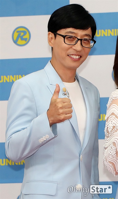 '런닝맨 9주년' MC는 역시 유재석 방송인 유재석이 25일 오후 서울 대현동 이화여대에서 열린 SBS 예능 <런닝맨> 9주년 기념 팬 미팅 '런닝구' 포토월에서 포토타임을 갖고 있다.