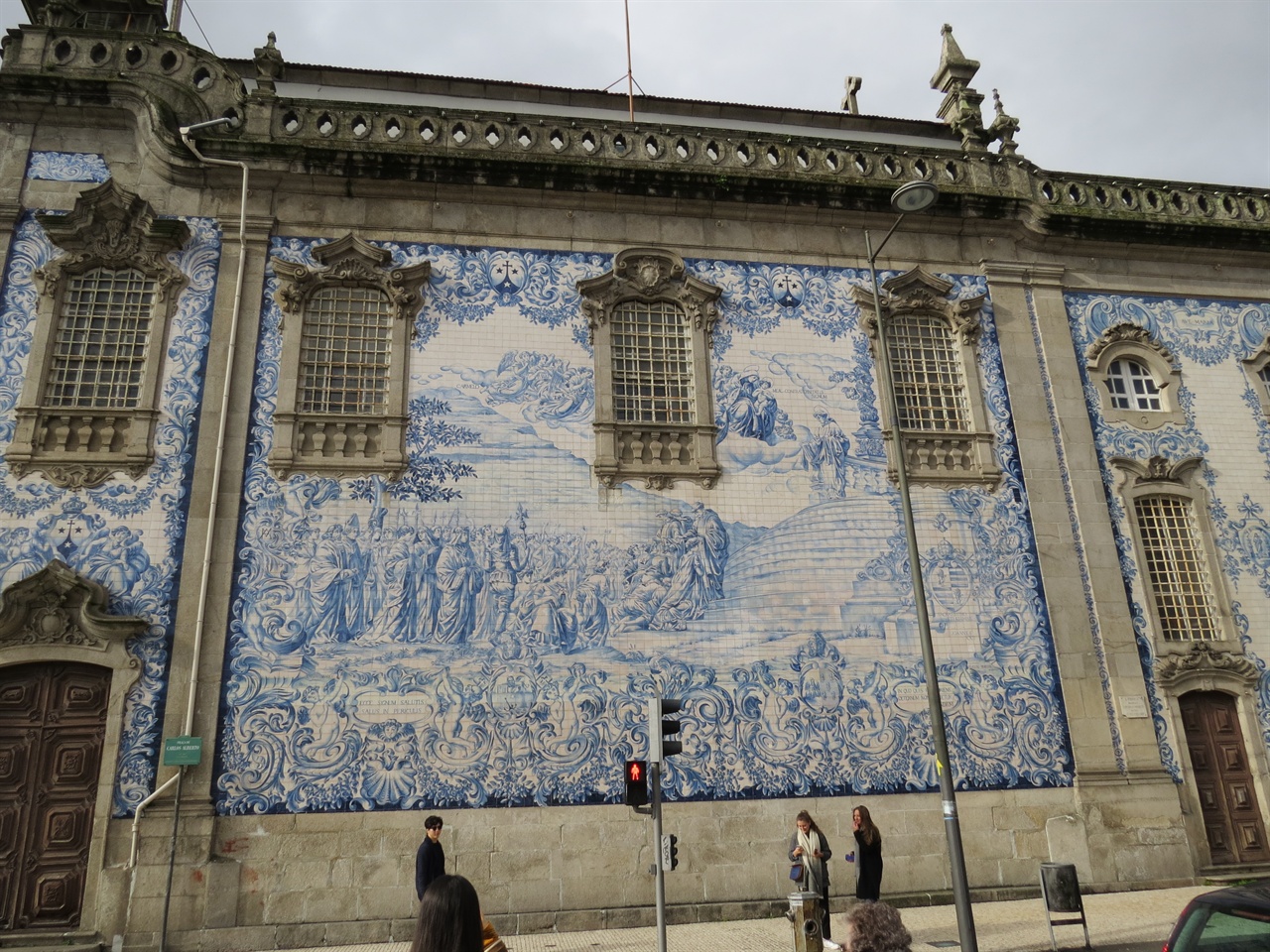 외벽을 아슐레흐로 장식한 포르투갈 성당
