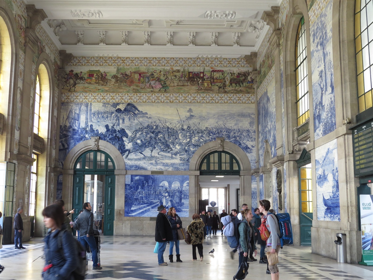 세상에서 가장 아름다운 기차역으로 중의 하나로 소문난 포르투 상벤투 역 안의 아슐레흐 장식