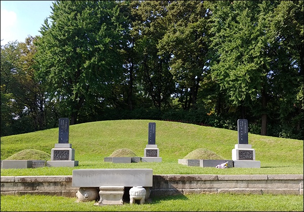 효창원에 잠들어 있는 3인의 임정요인 무덤, 조성환, 이동녕, 차리석 선생(왼쪽부터)