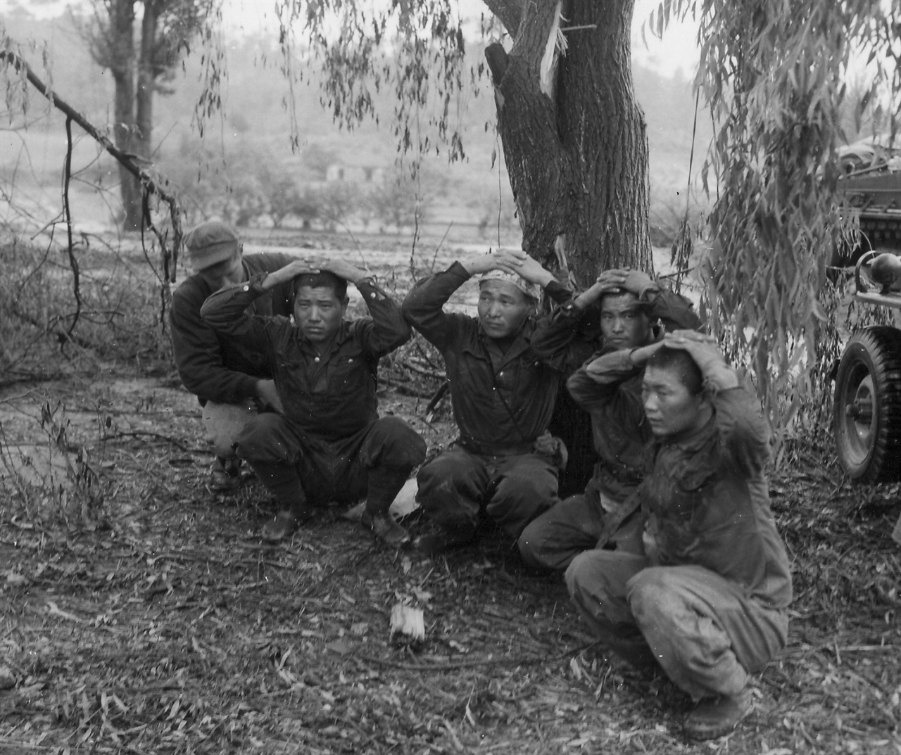 체포돼 머리에 손을 얹고 있는 인민군 포로들(1950. 9.). 