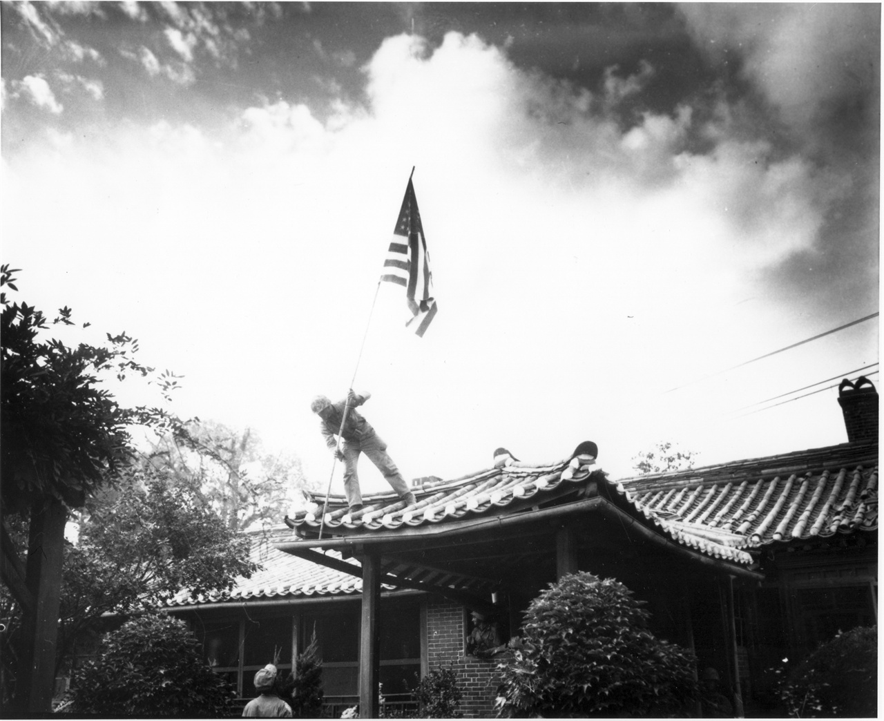 서울, 임시로 마련한 미 대사관 지붕에 성조기를 세우고 있다(1950. 9. 27.).