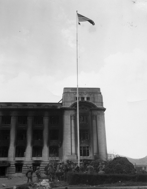 서울, 미 해병대가 중앙청 국기 게양대에 성조기를 올리고 있다(1950. 9. 27.).