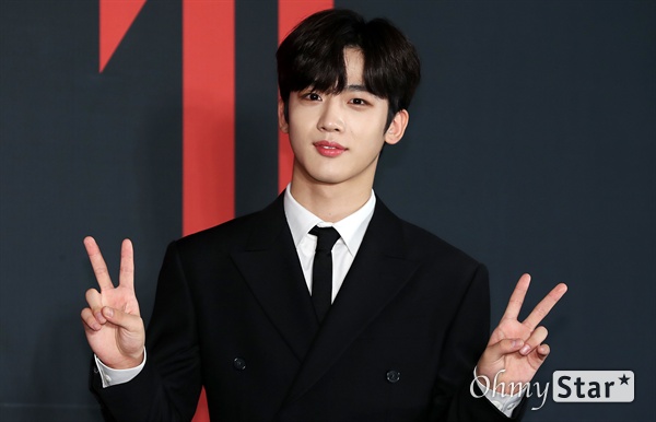 'X1(엑스원)' 김요한, 포즈는 브이 27일 오후 서울 고척 스카이돔에서 열린 < X1(엑스원) 데뷔 기자간담회>에서 김요한이 포토타임을 갖고 있다. 11명의 희망이 만나 비상하는 날갯짓과 여정을 표현한 첫 번째 미니앨범 <비상 : QUANTUM LEAP(비상 : 퀀텀 리프)>을 발매하며 첫 선을 보이는 X1(엑스원)은 Mnet '프로듀스X101'을 통해 만들어진 그룹으로 한승우, 조승연, 김우석, 김요한, 이한결, 차준호, 손동표, 강민희, 이은상, 송형준, 남도현 등으로 구성되어 있다.