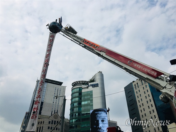 서울 강남역 사거리 교통 폐쇄회로화면(CCTV) 철탑에 오른 삼성 해고노동자 김용희(60)씨가 국정농당 사건에 대한 관심과 삼성전자 이재용 부회장의 재구속을 촉구하며, 지난 26일부터 단식에 돌입했다.