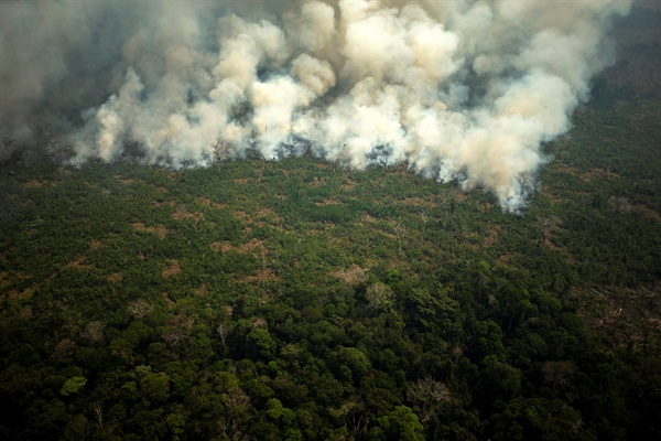 지난 23일 브라질 아마존 열대우림에 대형산불이 난 모습. 