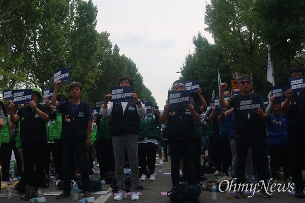 공공부문 비정규직 노동자들이 27일 오후 서울 종로구 청와대 사랑채 앞에서 '공공운수노조 비정규직 하반기 투쟁 선포 결의대회'에 참석했다.