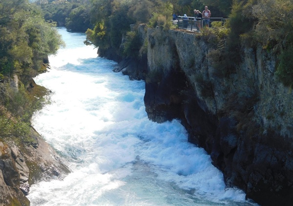 좁은 계곡으로 많은 양의 물이 흐르는 후카 폭포(Huka Falls)