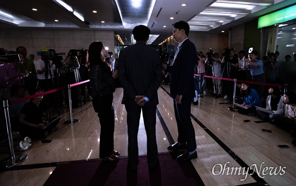 법무부 장관 후보자 조국 전 청와대 민정수석이 28일 오후 서울 종로구 인사청문회 준비 사무실이 마련된 건물로 들어서며 입장을 발표하고 있다.