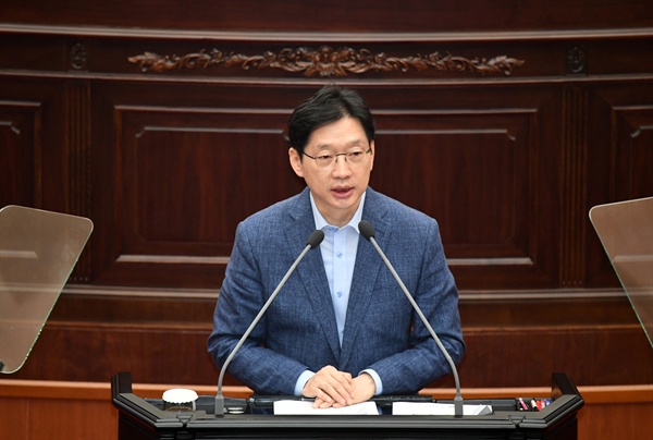 김경수 경남지사가 8월 28일 열린 경남도의회 임시회 본회의에서 추경 예산안에 대해 설명하고 있다.