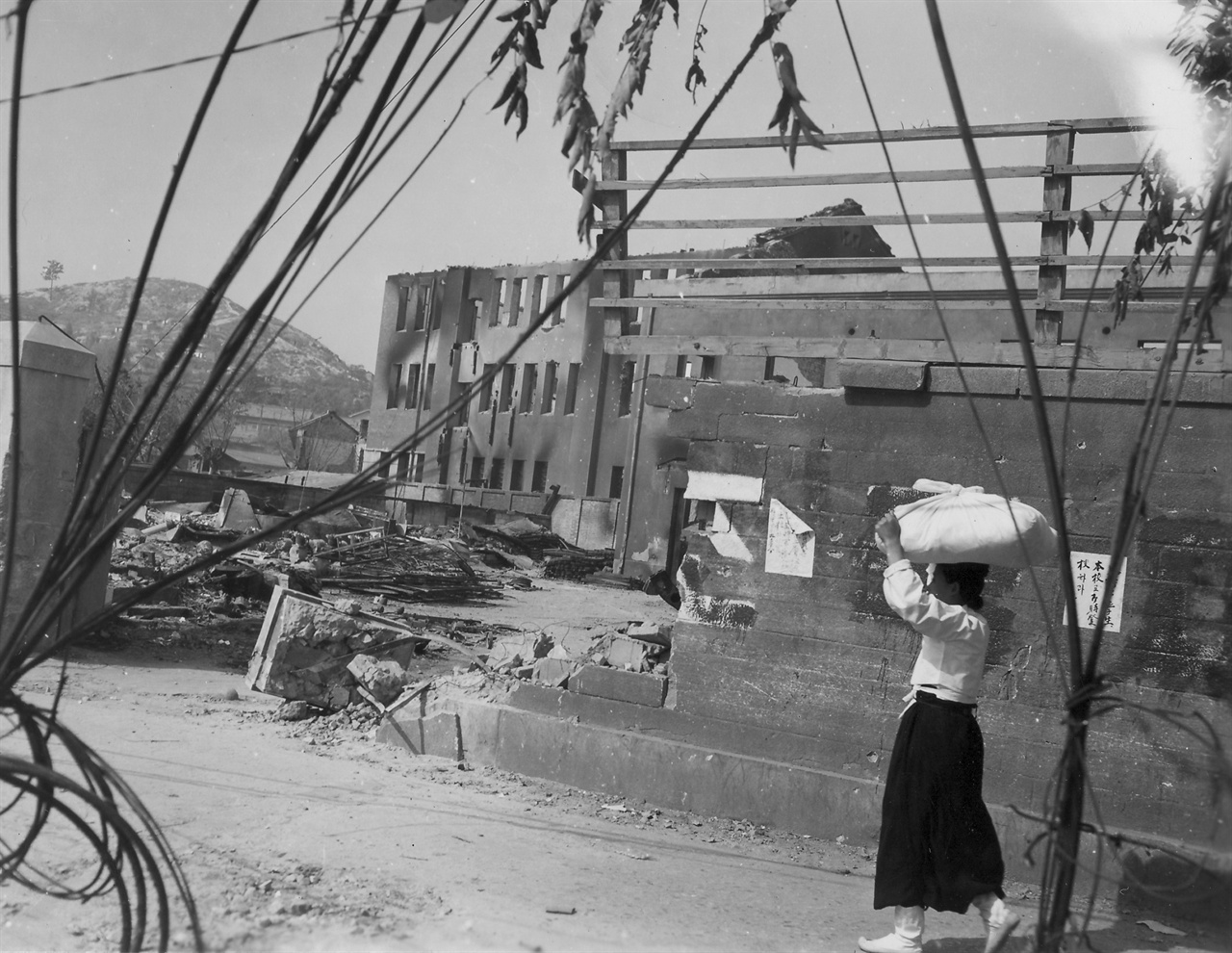 전란으로 폐허가 된 서울 거리(1950. 10. 6.).