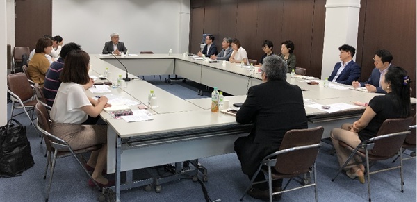           오사카 한국총영사관(총영사, 오태규, 교육담당 영사, 양호석)에서 주최하는 간사이 지역 한국인 교수 간담회가 열렸습니다.