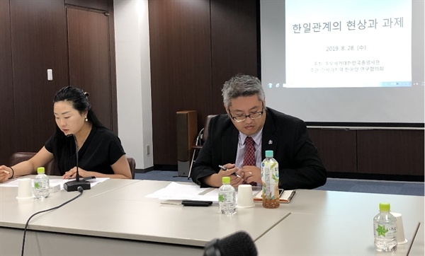           사진 왼쪽은 발제자 김은정 교수이고, 사진 왼쪽은 사회자 하승빈 교수입니다.