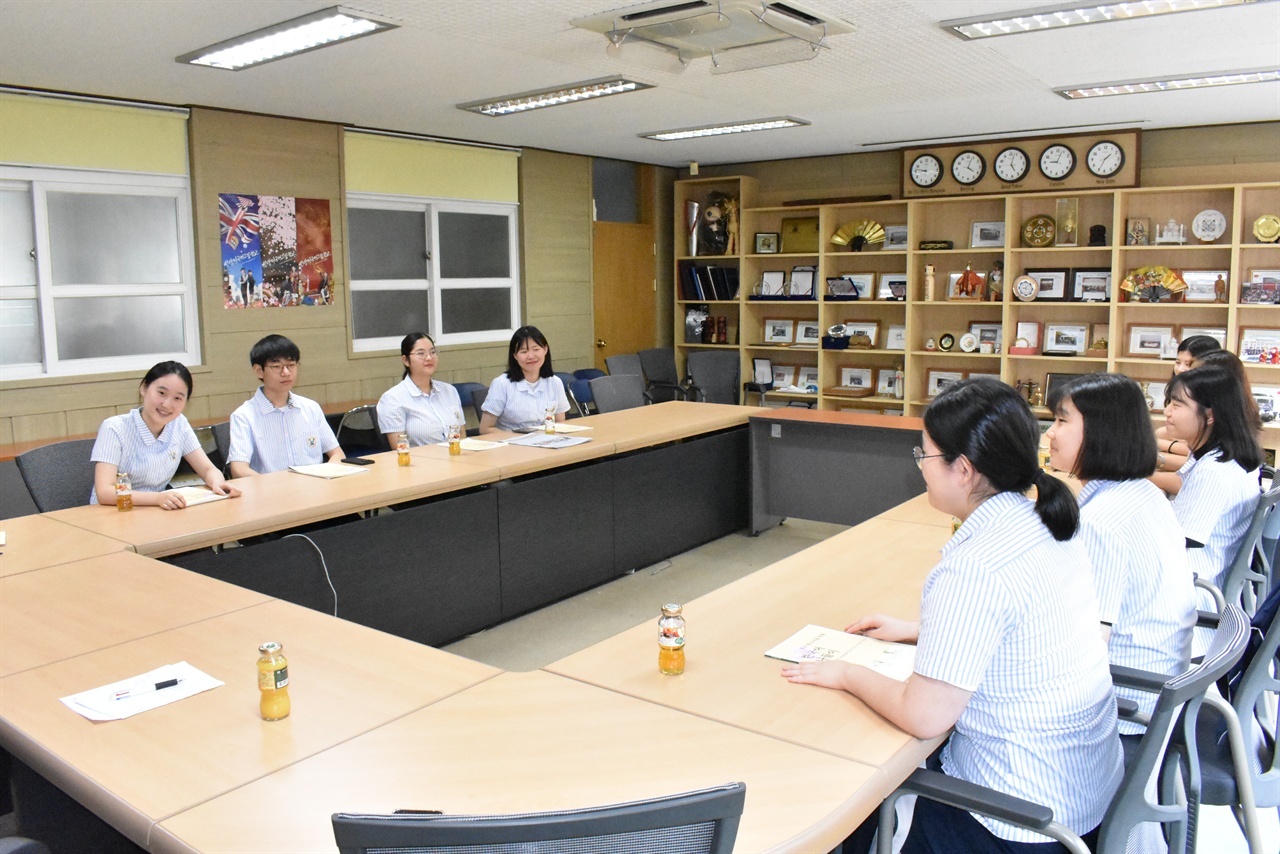 중도입국청소년을 위한 한국어교재를 만든 안양외고 학생들