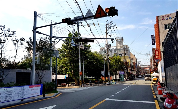  김해시가 시행 3년째로 접어든 점심시간 고정식 무인단속카메라(CCTV) 단속유예지역 확대를 검토 중인 가운데 사진은 부원동 한 삼거리에 설치된 고정식 CCTV.