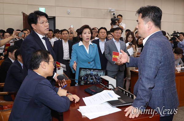 선거법 개정안 의결 항의하는 한국당 29일 오전 열린 국회 정치개혁특별위원회 전체회의에서 홍영표 정개특위 위원장이 준연동형 비례대표제 도입을 골자로 하는 공직선거법 개정안을 의결하자 자유한국당 나경원 원내대표와 장제원 간사 등이 항의하고 있다. 