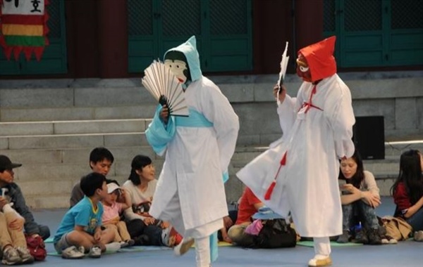 석촌호수 옆 서울 놀이마당에서 공연되고 있는 송파산대놀이 공연모습입니다.