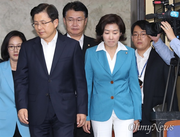 입장하는 황교안-나경원 자유한국당 황교안 대표와 나경원 원내대표가 29일 오전 국회에서 열린 의원총회에 입장하고 있다. 