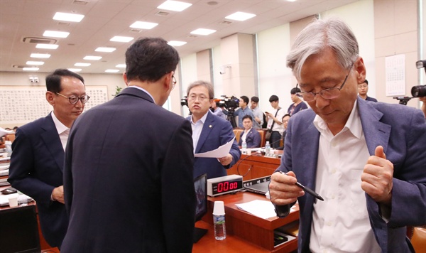 29일 국회에서 열린 법제사법위원회 전체회의에서 여상규 위원장(오른쪽)이 산회를 선포한 뒤 회의장을 나서고 있다. 왼쪽 자유한국당 간사 김도읍 의원. 오른쪽 두번째 더불어민주당 간사 송기헌 의원. 